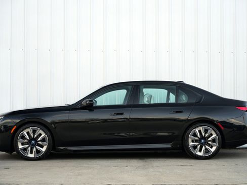 Used 2023 BMW i7 xDrive60 w/ Executive Package 2 image 9