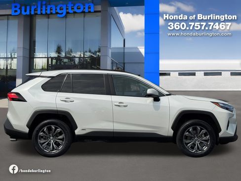 Used 2022 Toyota RAV4 XLE Premium AWD/4WD image 7