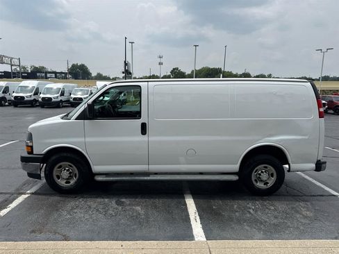 Used 2018 Chevrolet Express 2500 w/ Driver Convenience Package RWD image 5