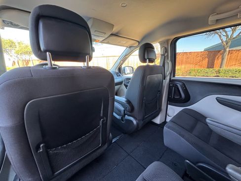 Used 2018 Dodge Grand Caravan SE w/ UConnect Hands-Free Group image 28