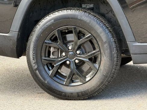 Used 2024 Jeep Grand Cherokee L Altitude AWD/4WD image 7