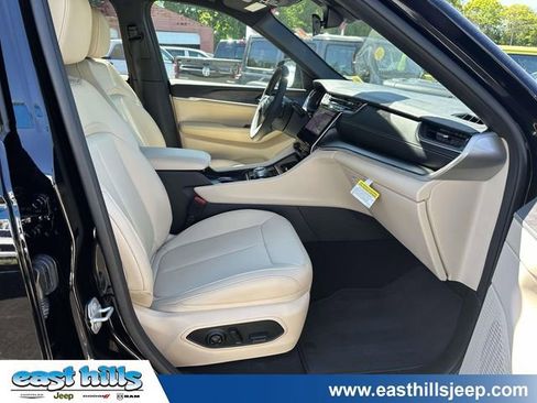 Certified 2025 Jeep Grand Cherokee Limited AWD/4WD image 24