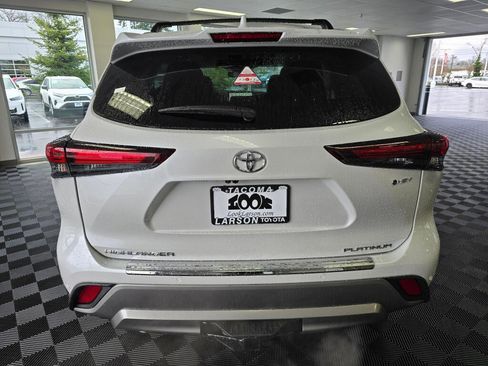 New 2026 Toyota Highlander Platinum image 4