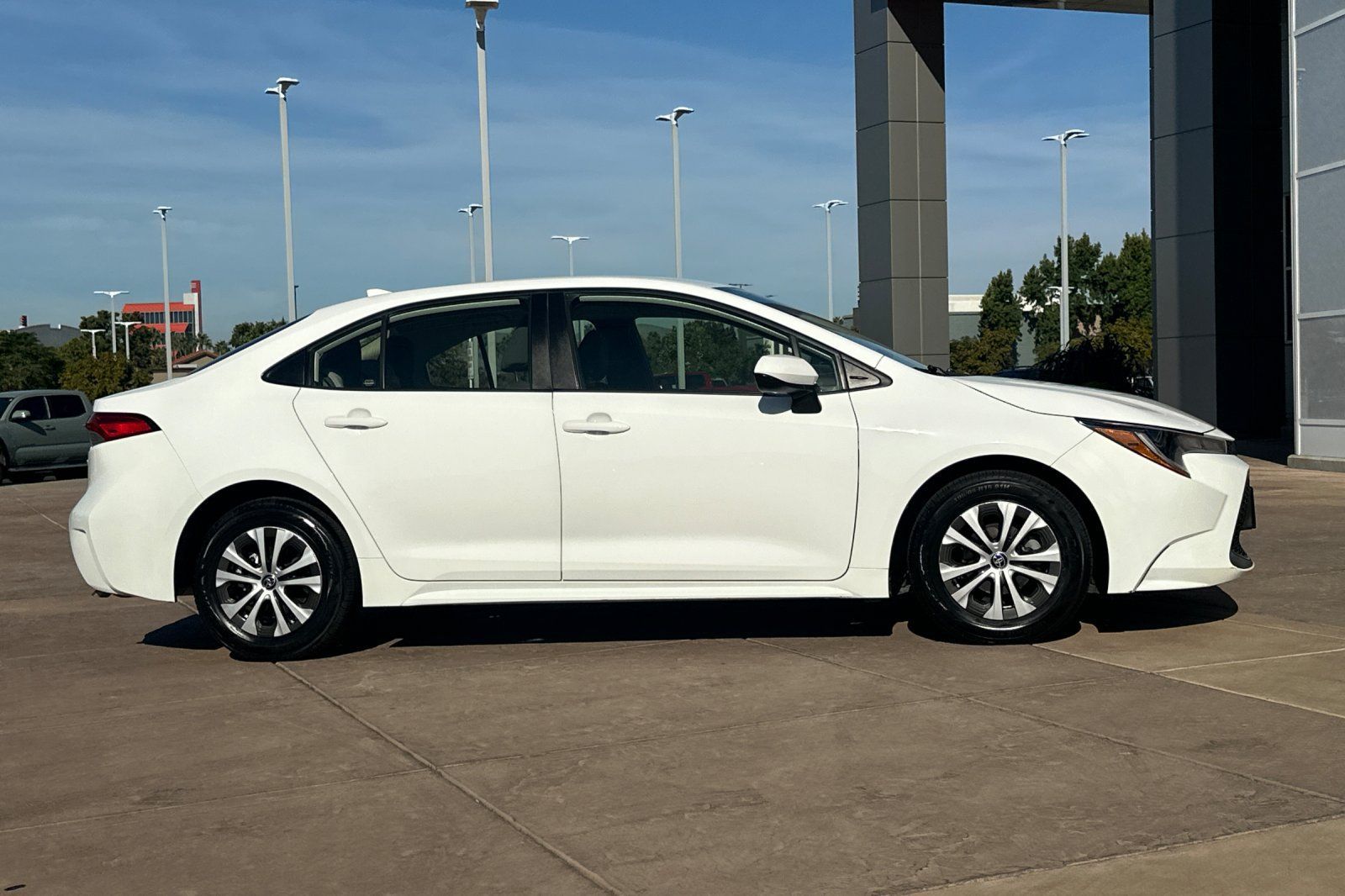 Used 2022 Toyota Corolla LE FWD image 3