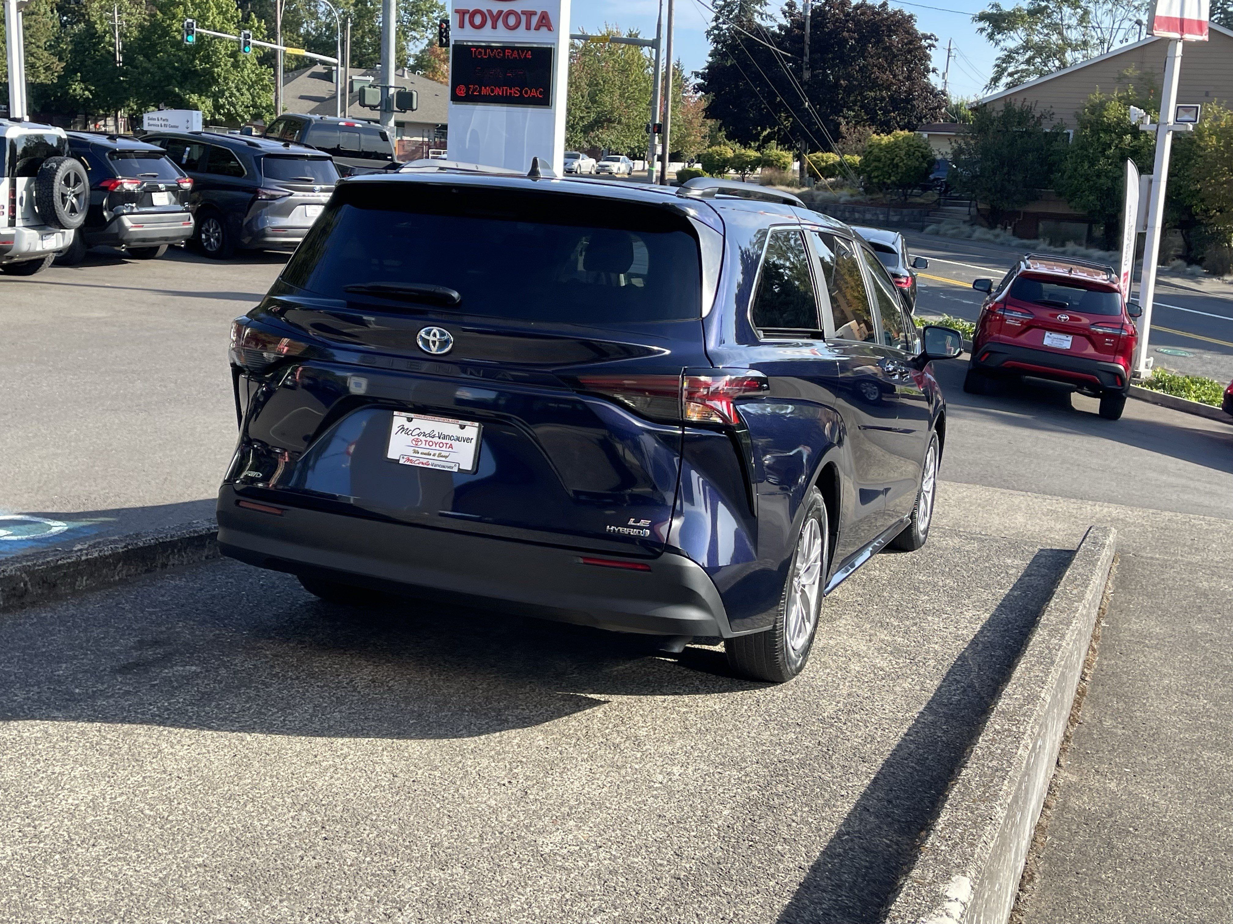 Certified 2024 Toyota Sienna LE AWD/4WD image 7