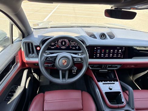 Used 2024 Porsche Cayenne S image 15