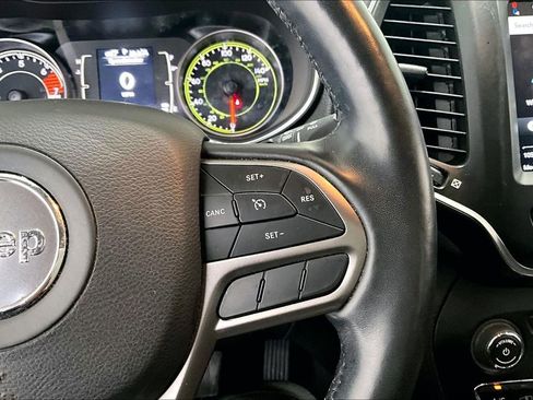 Used 2020 Jeep Cherokee Latitude w/ Cold Weather Group AWD/4WD image 12