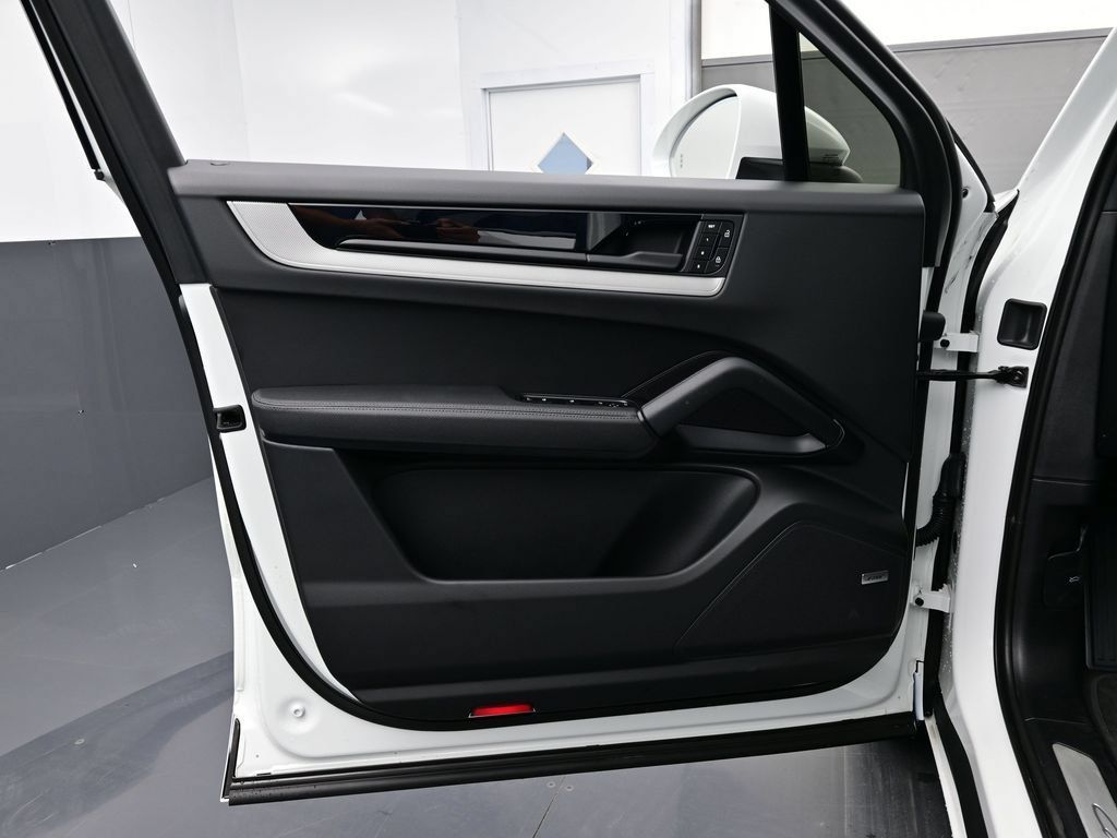 Certified 2025 Porsche Cayenne AWD/4WD image 7