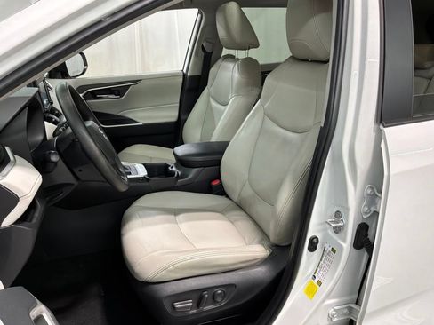 Used 2022 Toyota RAV4 XLE w/ Convenience Package FWD image 20