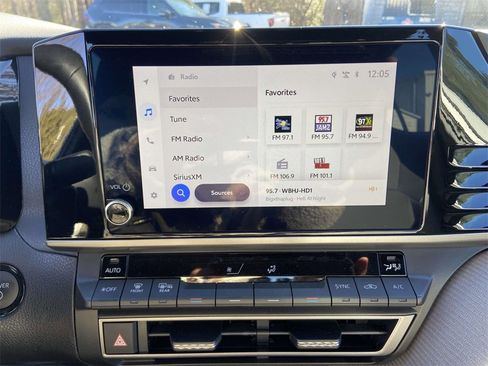 Used 2025 Toyota Camry SE w/ Convenience Package image 21