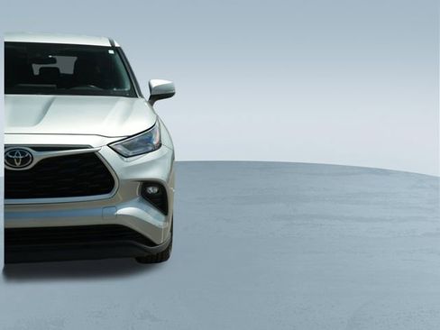 Used 2023 Toyota Highlander LE FWD image 37