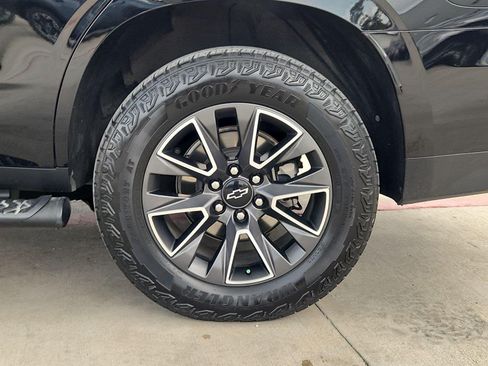 Certified 2024 Chevrolet Tahoe Z71 w/ Luxury Package AWD/4WD image 32