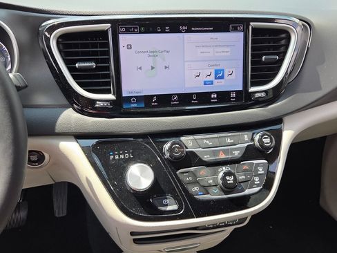 Used 2024 Chrysler Pacifica Touring-L FWD image 19