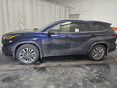 New 2026 Toyota Highlander Platinum image 4