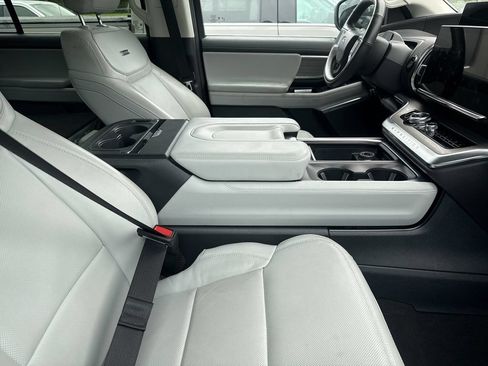 Used 2025 Ford Expedition Platinum w/ Driver's Package AWD/4WD image 20