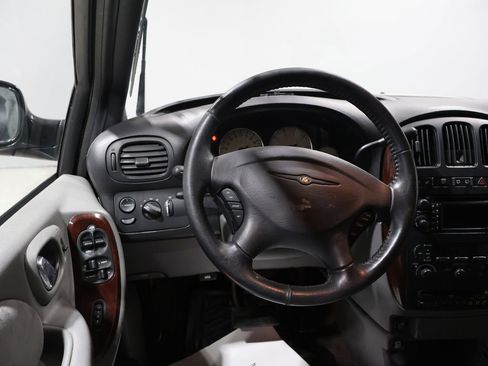 Used 2004 Chrysler Town & Country Limited image 17