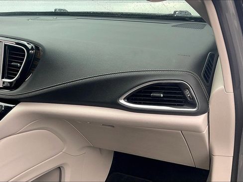 Used 2022 Chrysler Pacifica Limited image 21