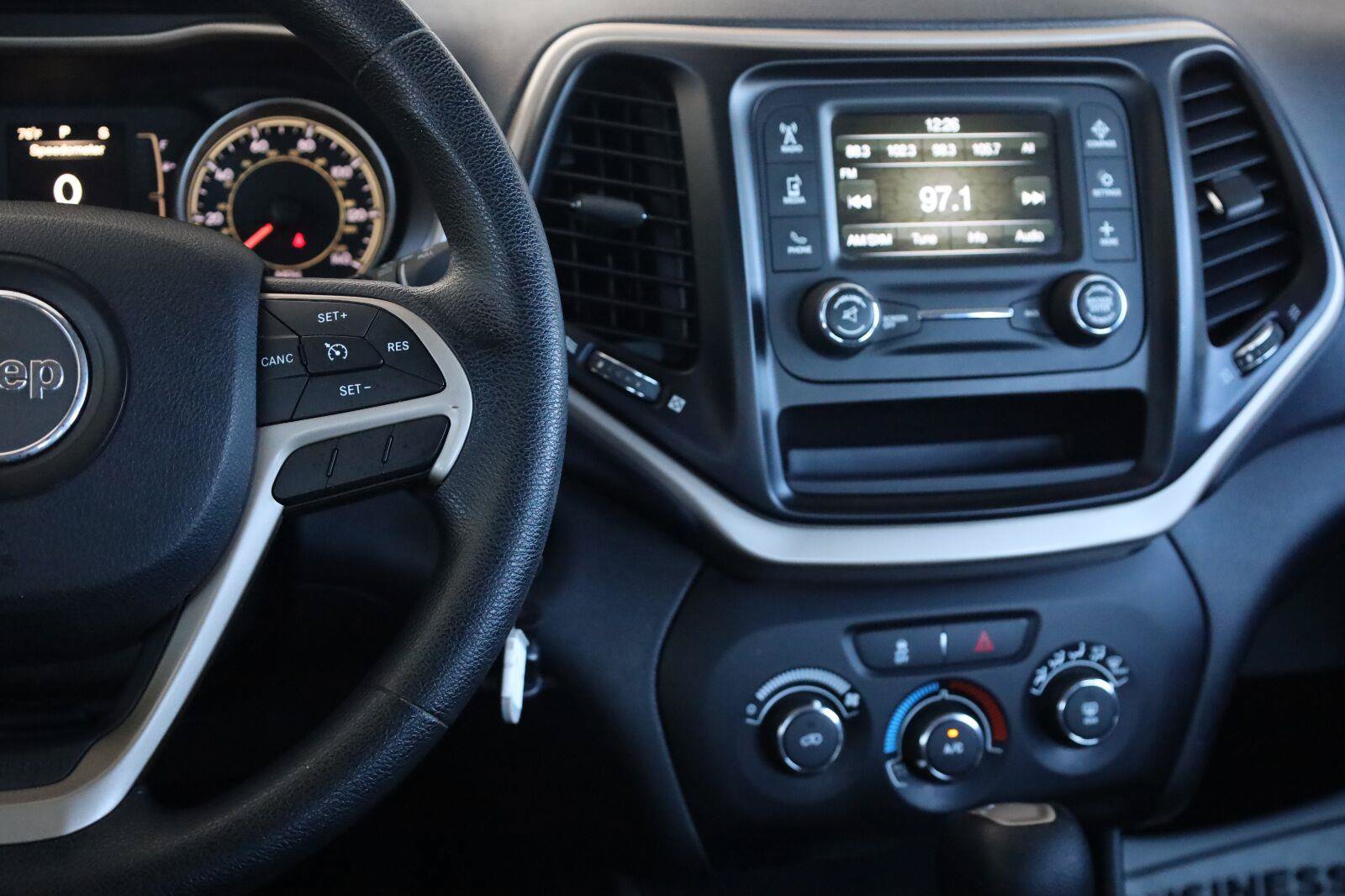 Used 2014 Jeep Cherokee Sport FWD image 32