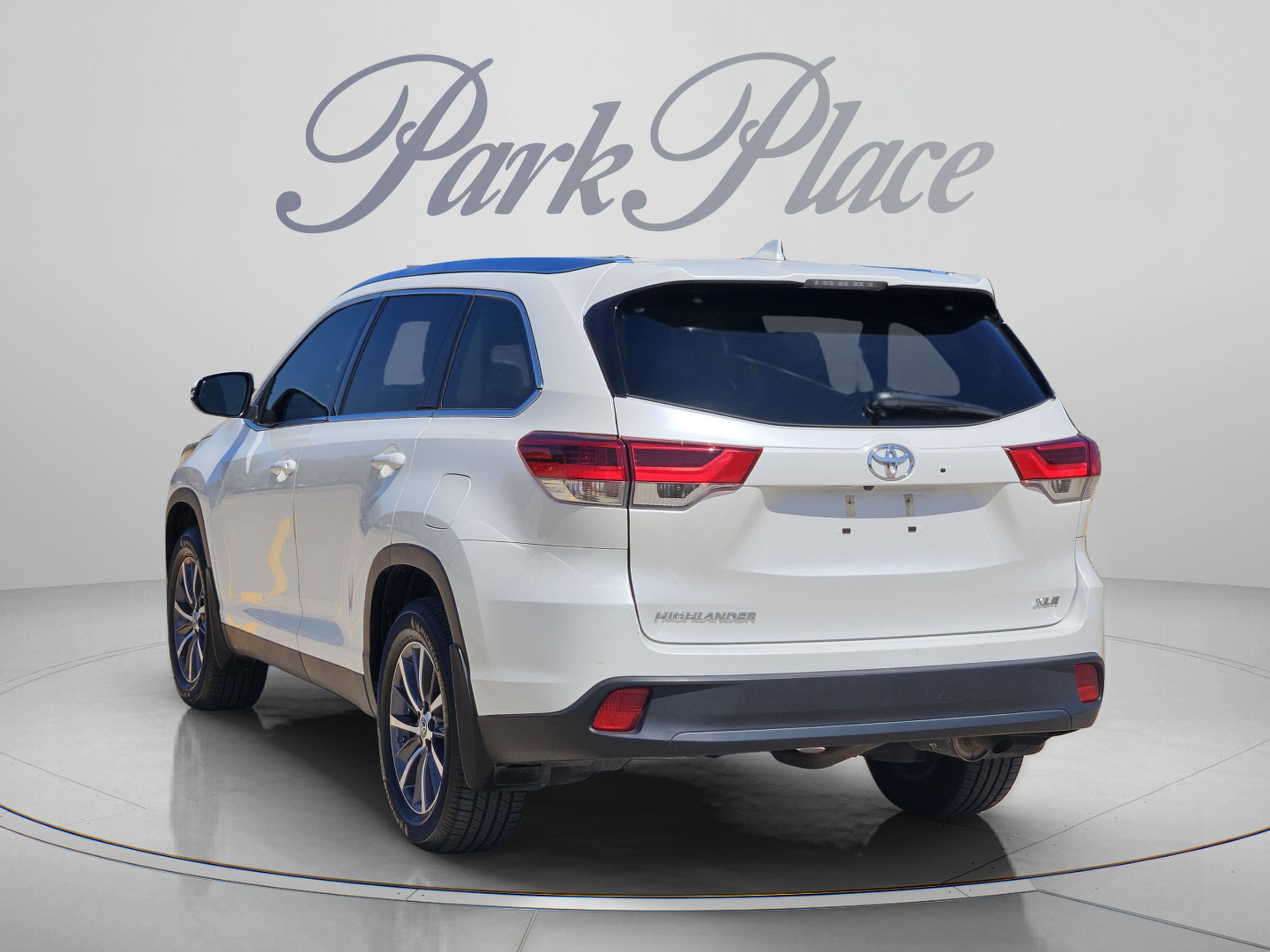 Used 2019 Toyota Highlander XLE FWD image 3