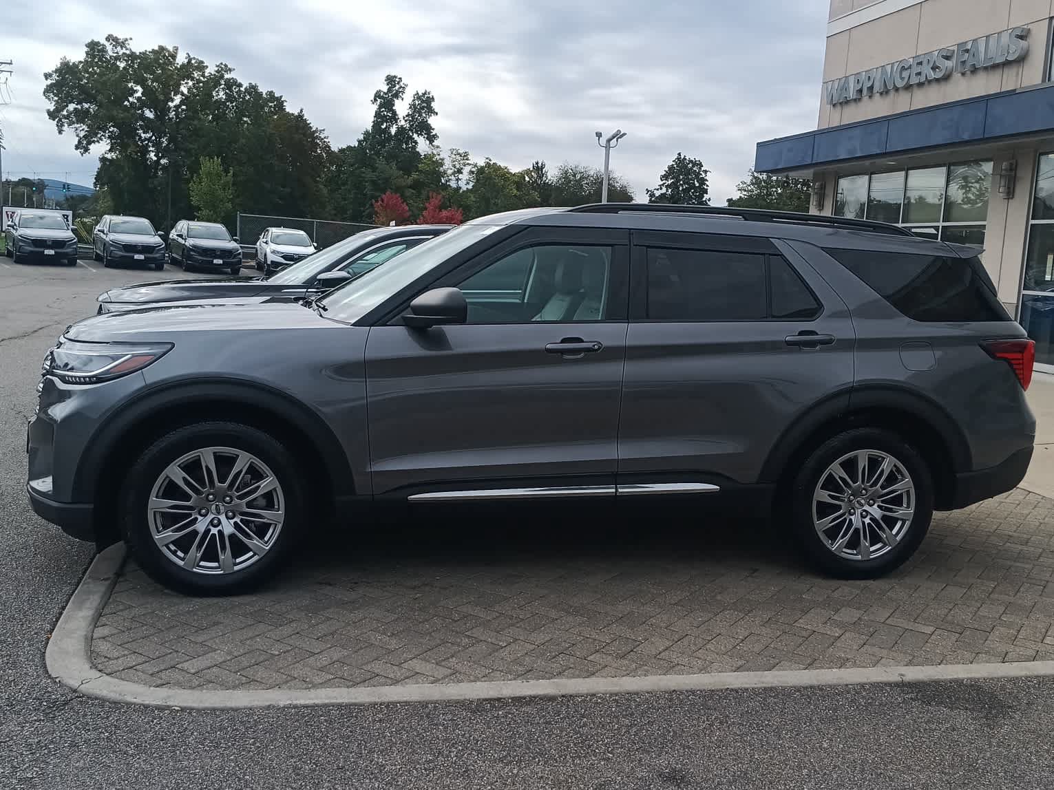 Used 2025 Ford Explorer Active w/ Active Comfort Package AWD/4WD image 2