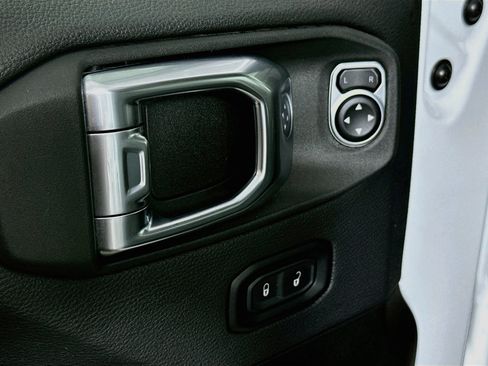 Used 2025 Jeep Wrangler Unlimited Sahara AWD/4WD image 17