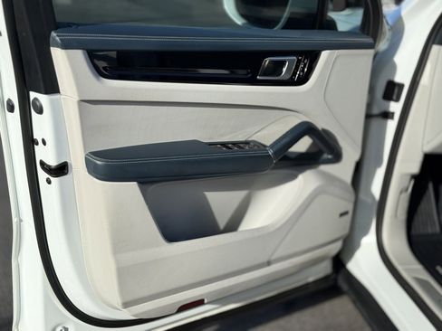 Used 2020 Porsche Cayenne AWD image 14