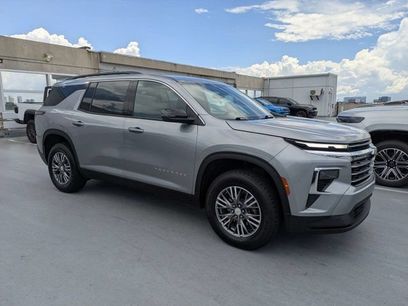 Used 2025 Chevrolet Traverse LT
