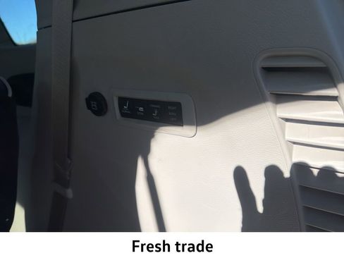 Used 2023 Chrysler Pacifica Limited w/ Uconnect Theater Family Group image 6