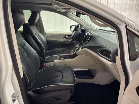 Used 2024 Chrysler Pacifica Limited image 23