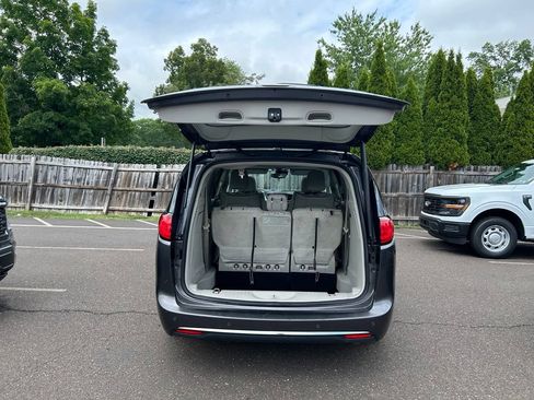 Used 2017 Chrysler Pacifica Platinum FWD image 8