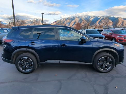 Used 2024 Nissan Rogue SV image 2