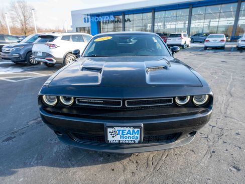 Used 2015 Dodge Challenger SXT image 2