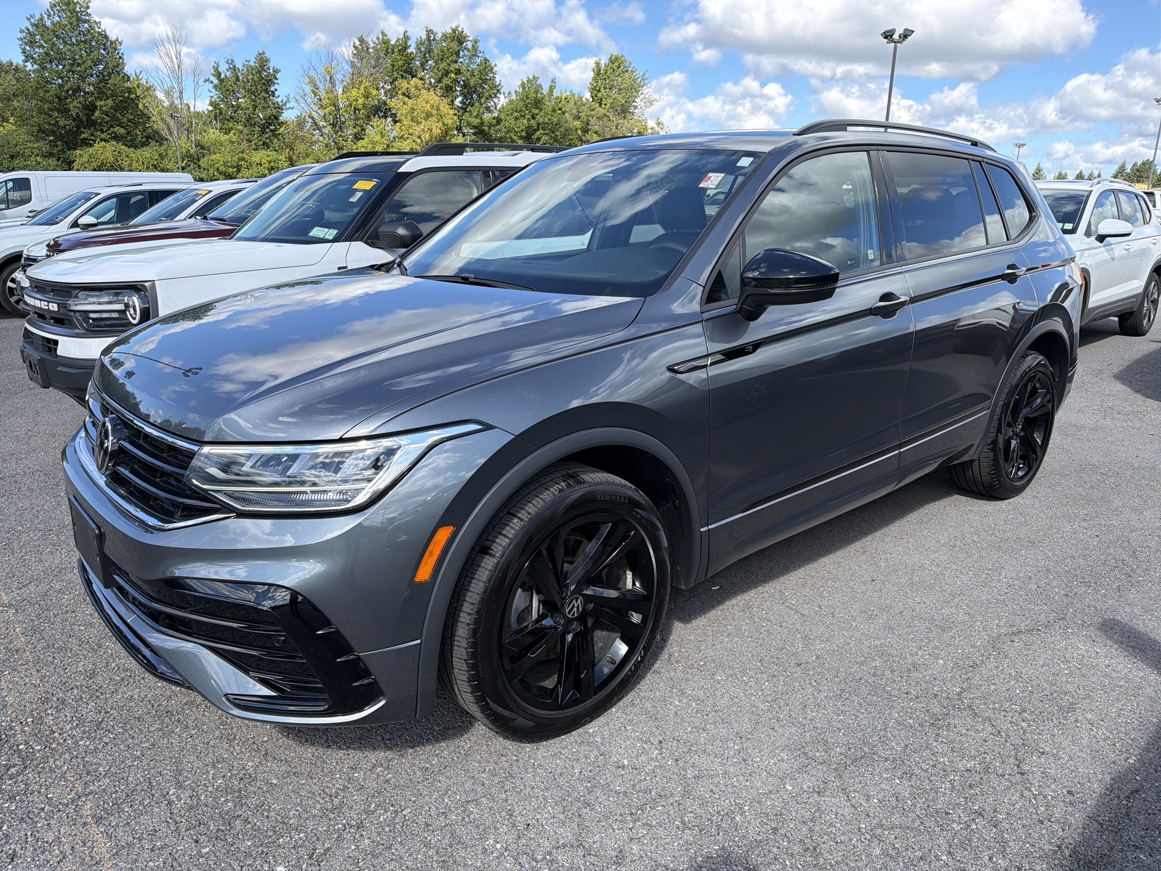 Used 2024 Volkswagen Tiguan SE R-Line AWD/4WD image 4