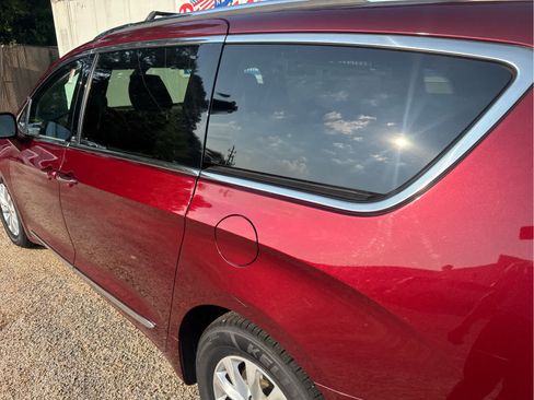 Used 2018 Chrysler Pacifica Touring-L FWD image 16