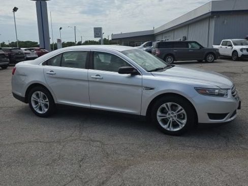 Used 2018 Ford Taurus SE FWD image 2