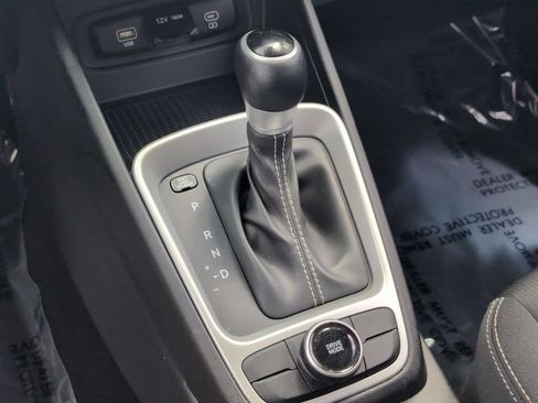 Used 2025 Hyundai Venue SEL FWD image 19