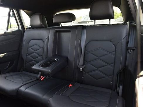Used 2025 Volkswagen Atlas Cross Sport SE FWD image 21