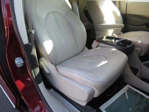 Used 2017 Chrysler Pacifica Touring-L image 9