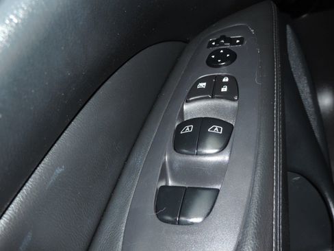 Used 2020 Nissan Pathfinder SV image 25