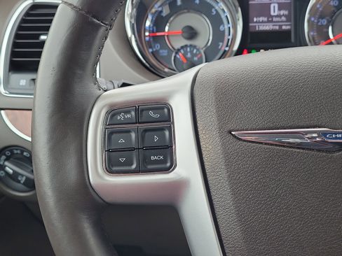 Used 2015 Chrysler Town & Country Touring-L w/ Driver Convenience Group image 23