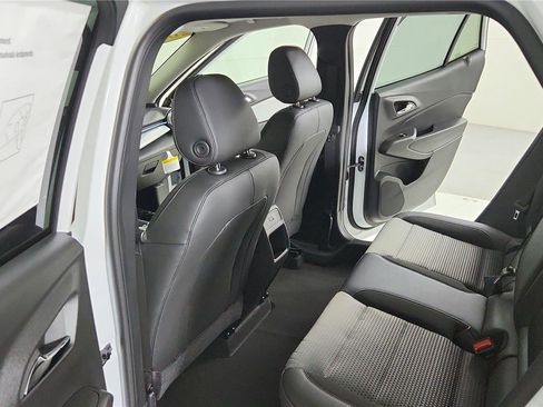 New 2026 Chevrolet Trax LT w/ LT Convenience Package FWD image 16