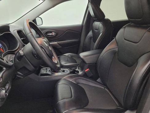 Used 2019 Jeep Cherokee Latitude Plus FWD image 17