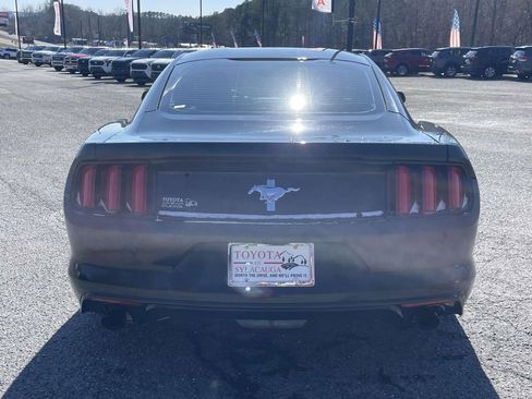 Used 2017 Ford Mustang Coupe image 3