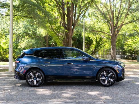 Used 2024 BMW iX xDrive50 w/ Premium Package AWD/4WD image 8