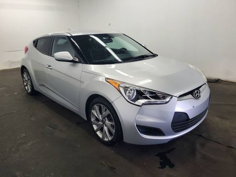 Used 2016 Hyundai Veloster FWD image 3