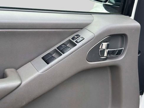 Used 2013 Nissan Frontier SL w/ Moonroof Pkg AWD/4WD image 14