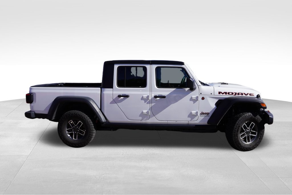 Used 2026 Jeep Gladiator Mojave AWD/4WD image 2