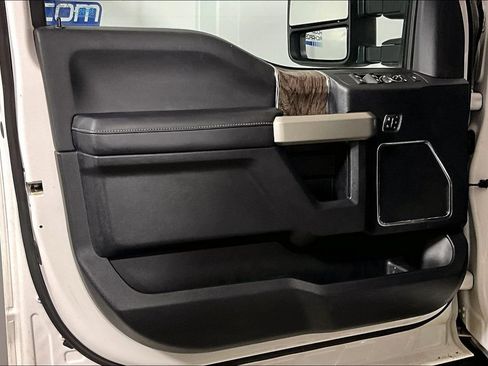 Used 2017 Ford F250 Lariat w/ Lariat Value Package AWD/4WD image 18