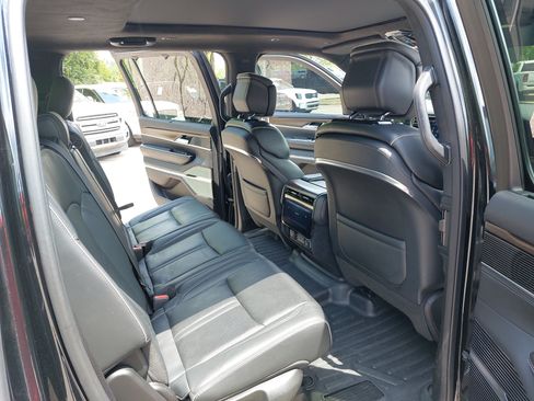 Used 2023 Jeep Grand Wagoneer Series II w/ Flexible Seating Group AWD/4WD image 11