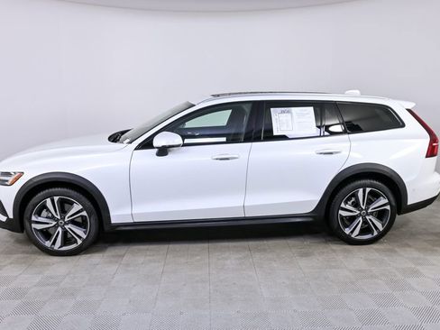 Certified 2025 Volvo V60 B5 Cross Country Plus image 2